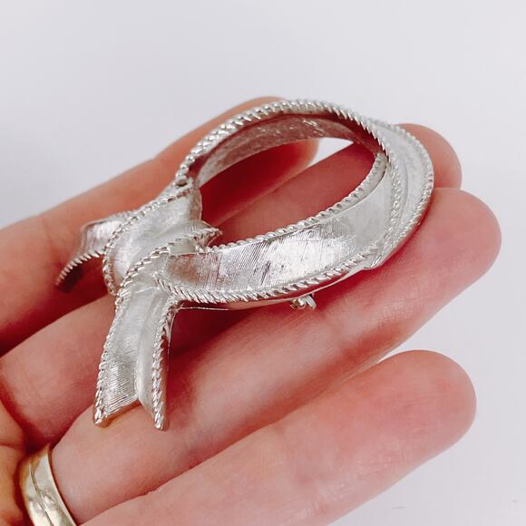 VTG Signed Trifari Ribbon Brooch Early 1970s Silver Tone Mid Century Style Pin - Picture 4 of 10